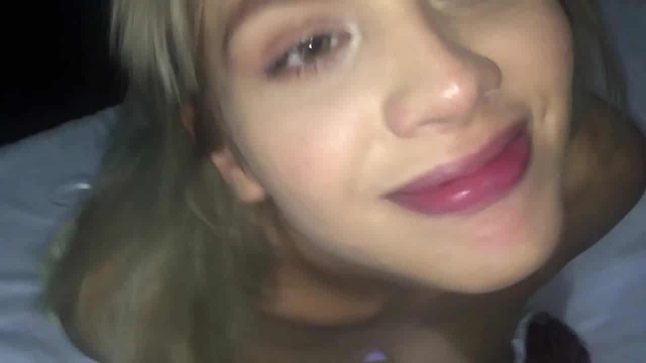 Hermosa rubia en celo le saca la leche a su amante y se la traga