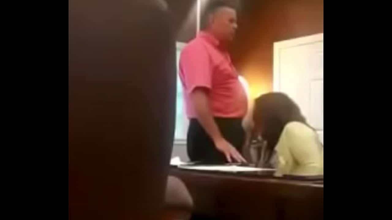 Secretaria infiel es grabada haciéndole una mamada a su jefe