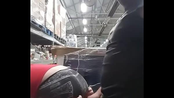 Se graba follando con una compañera de trabajo en el almacén
