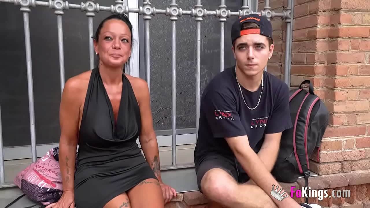 Profesora española termina follando con su alumno enamorado