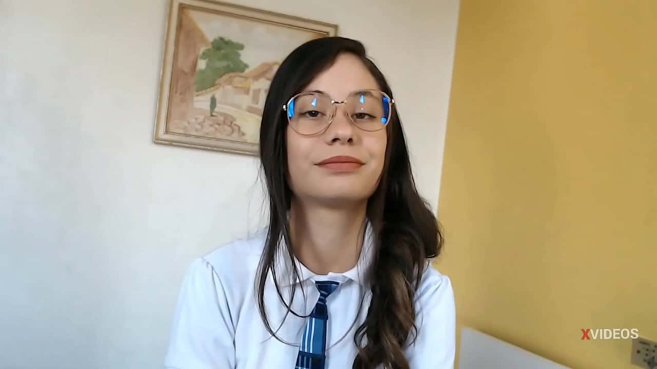 Hermosa colegiala tiene sexo anal amateur en su dormitorio