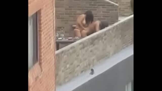Dos lesbianas son grabadas mientras tienen sexo