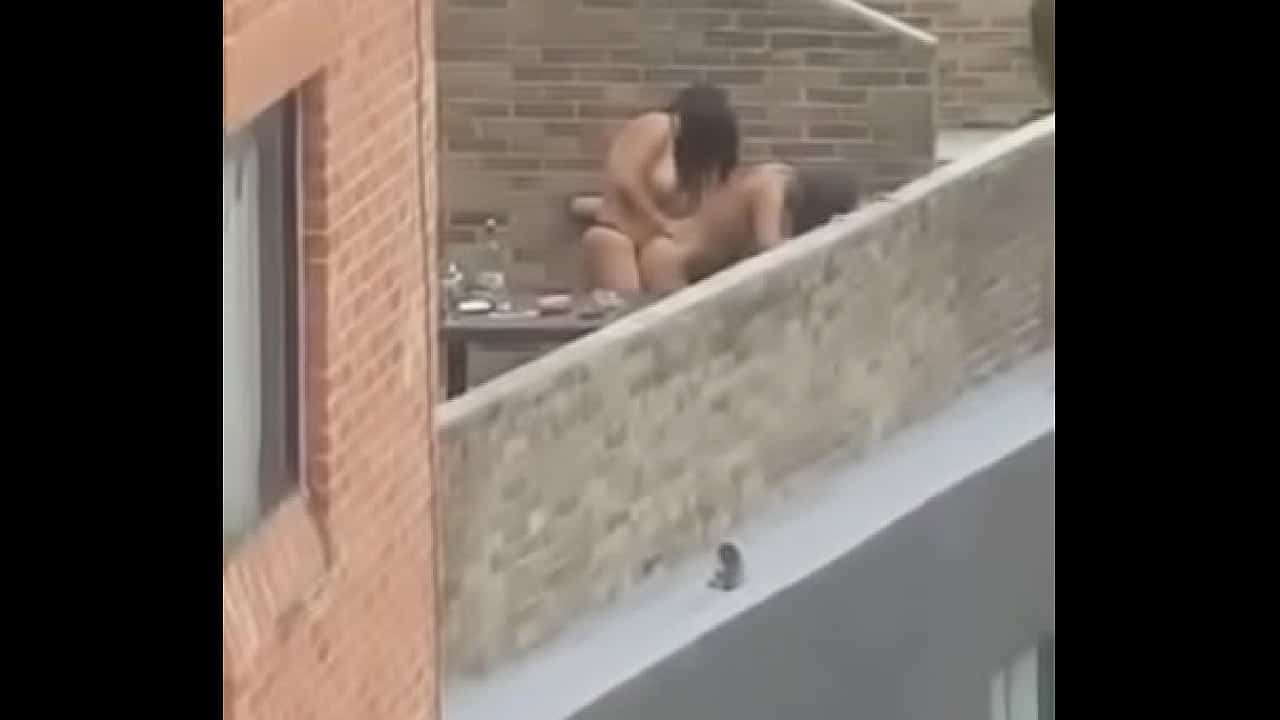 Dos lesbianas son grabadas mientras tienen sexo