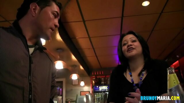 La camarera no tuvo despedida de soltera por eso se folla al stripper