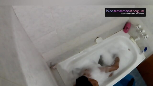 Latina pillada masturbandose en el baño cuando está sola