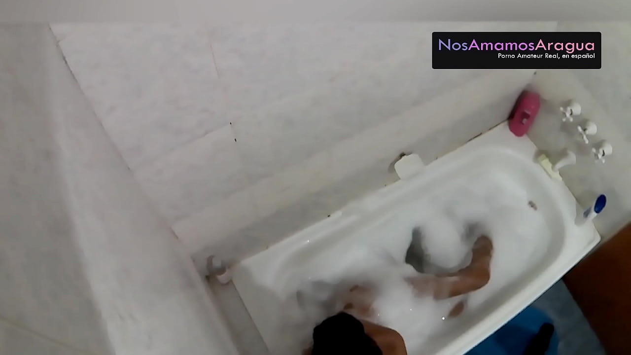 Latina pillada masturbandose en el baño cuando está sola
