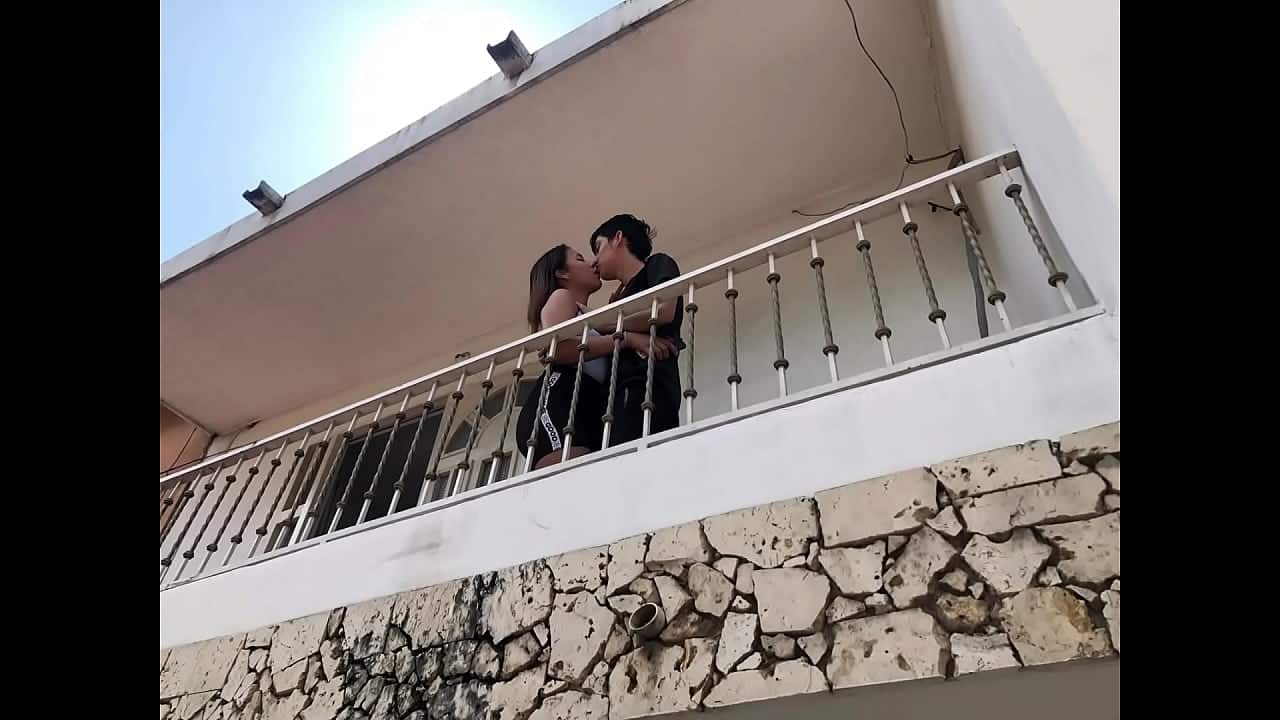 Pelirroja tiene sexo casero con su primo cuando está sola en casa