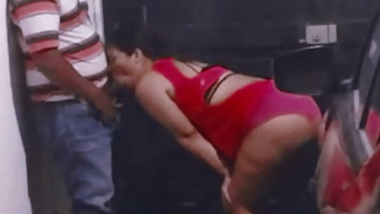 El marido graba con camara oculta como le hace su mujer una mamada al repartidor