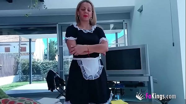 Se termina follando a la chica de la limpieza de milanuncios por unos euros
