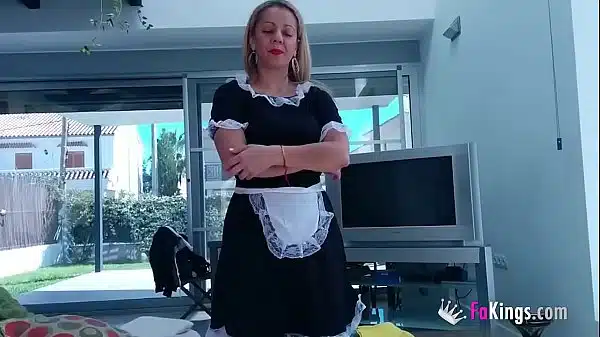 Se termina follando a la chica de la limpieza de milanuncios por unos euros