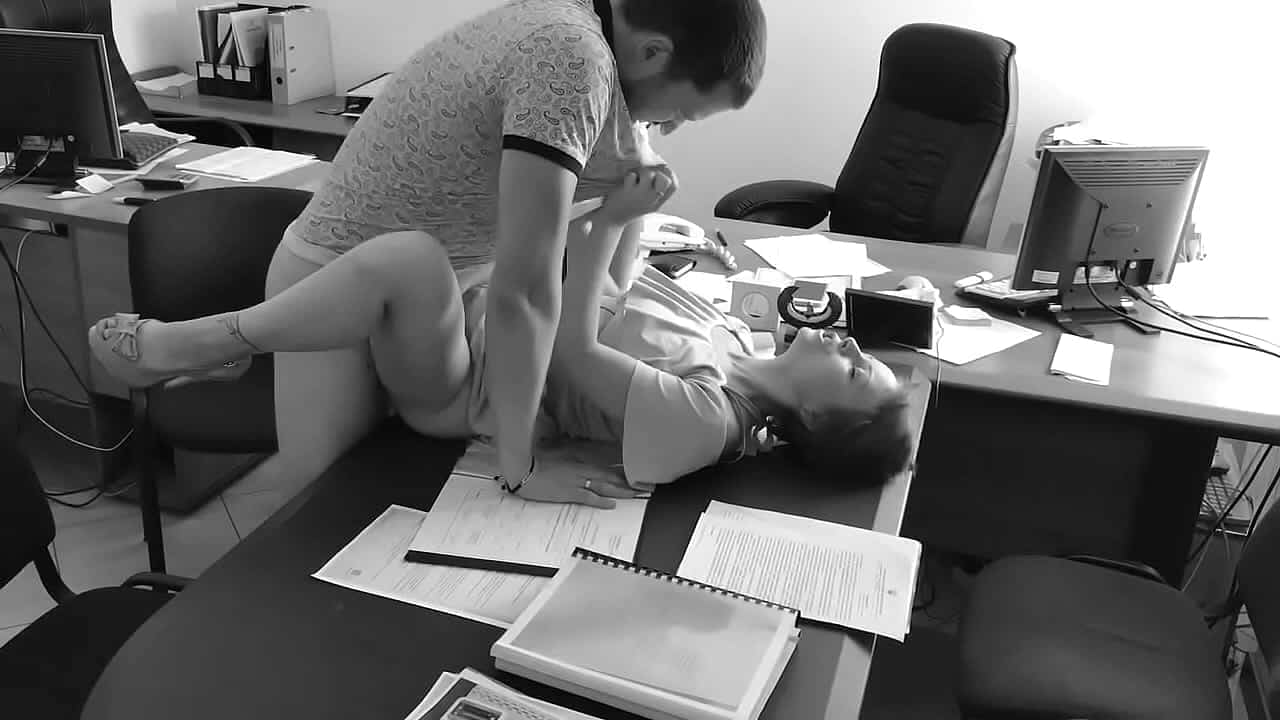 Secretaria folla con su jefe en el trabajo con camara oculta