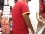 Mexicana calentorra se graba en una tienda masturbándose y es pillada por uno de los empleados