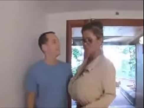 Una tetona asiatica follada por el carpintero mientra el marido trabaja