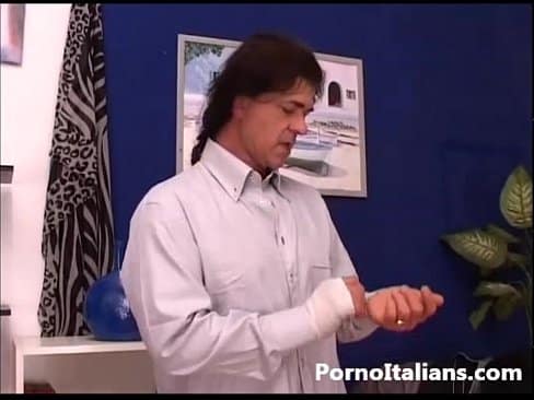 Mi vecina italiana me pide que la folle el culo , cada vez que su esposo no esta en casa
