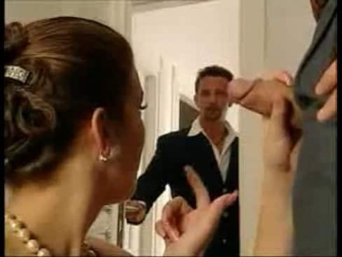 Una italiana recién casada se monta un trio en lo baños del restaurante