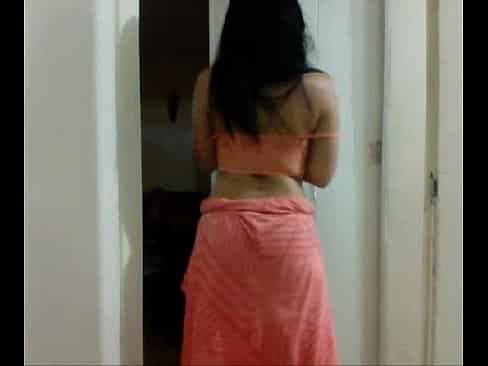 La zorra de mi cuñada me muestra sus tetas operadas frente a la WebCam , para ponérmela dura