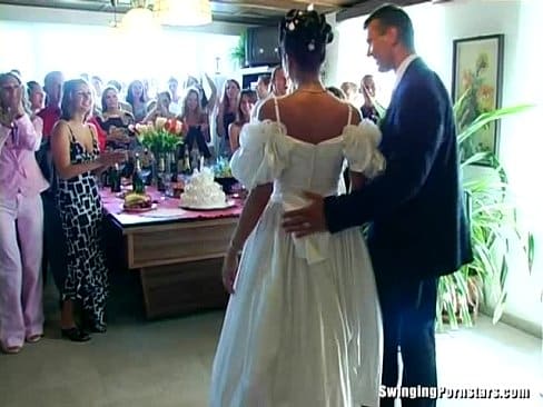Los recién casados se montan una orgia en su propia boda
